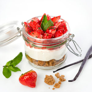 Verrine Bio à la fraise, au crumble de sarrasin et mousse de fromage blanc à la vanille Tahitensis